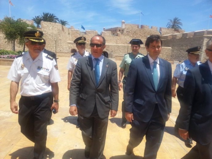 El subsecretario de Interior, Luis Aguilera (segundo derecha), en Melilla