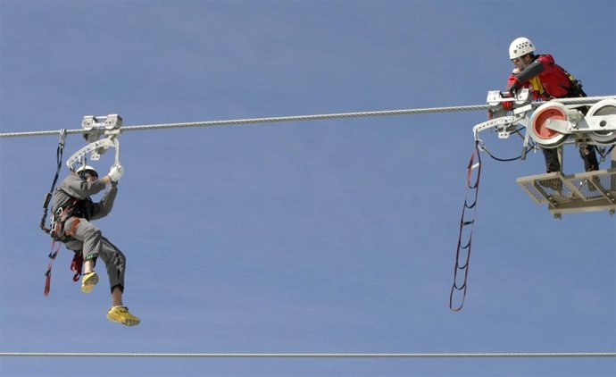 Los pisteros de Sierra Nevada ensayan el rescate aéreo en remontes