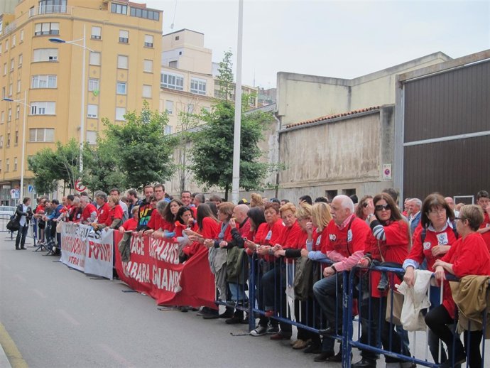 Nueva protesta de los trabajadores de Sniace ante el Parlamento