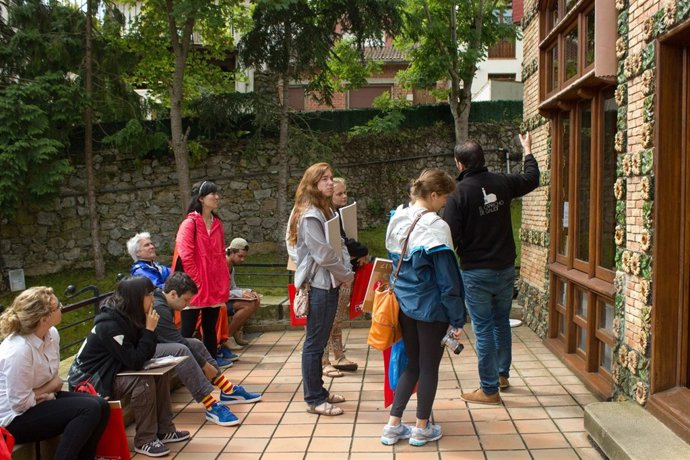 Alumnos de Brown en el Capricho de Gaudí