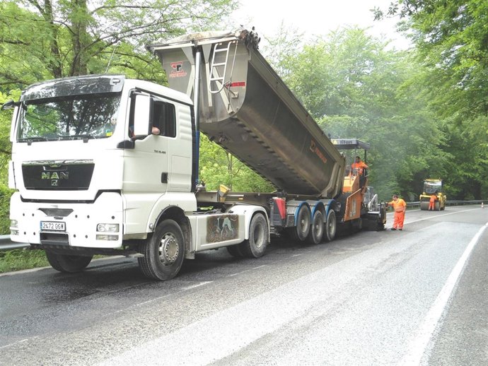 Trabajos de parcheo en la carretera de Belate.