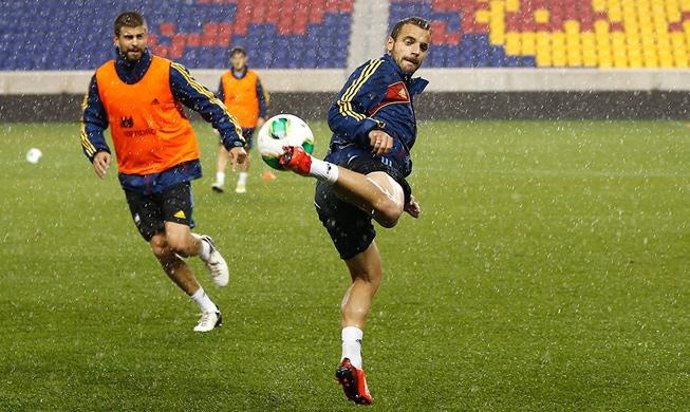 Piqué y Soldado con la selección española