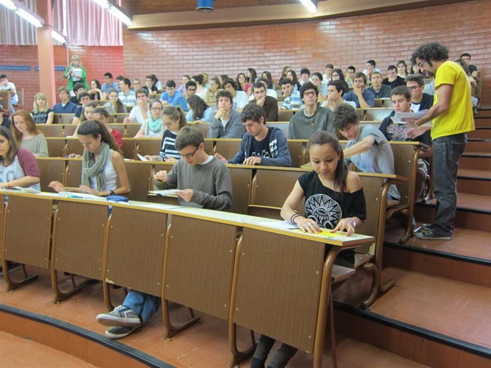 Selectividad 2013. Alumnos. Aula. Estudiantes. Universidad. Examen.