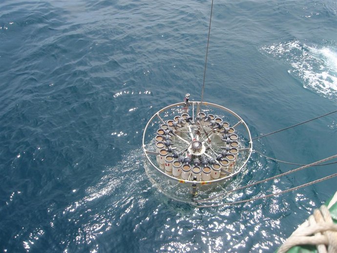 Extracción de muestras de agua en Japón para analizar el efecto de Fukushima