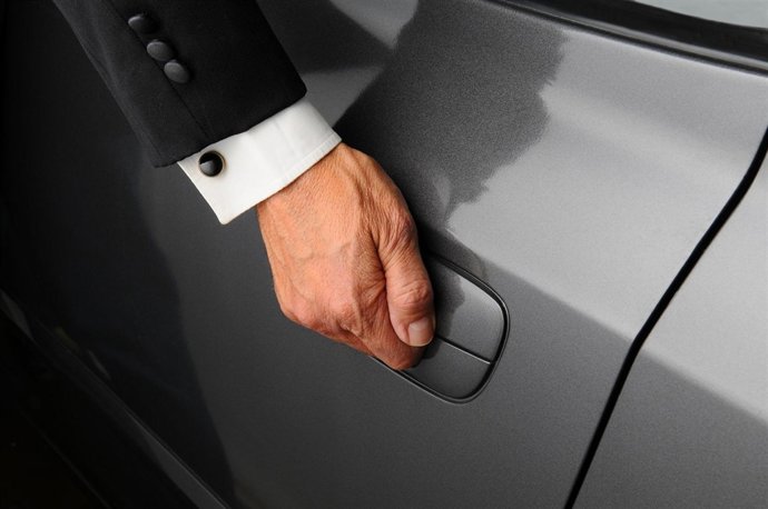 Servicio de alquiler 'online' de vehículos con conductor Avis