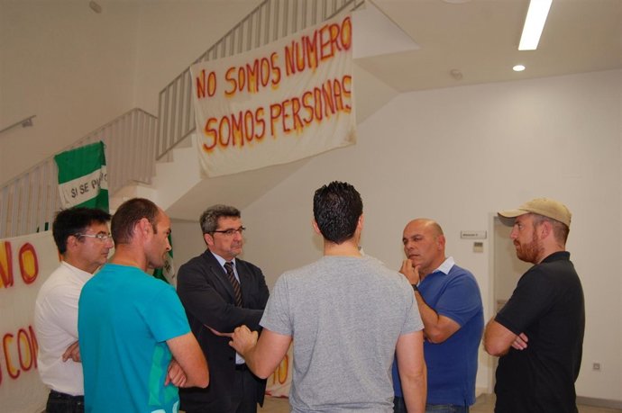 Gutiérrez Limones se reeúne con los trabajadores de la Base de Morón encerrados.