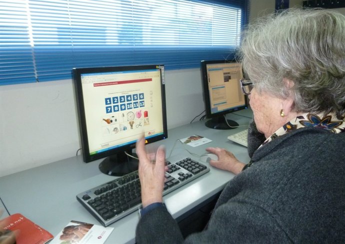 Una anciana practicando ejercicios para estimular la memoria