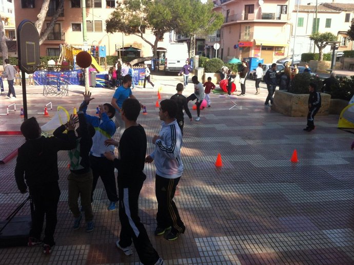 Niños jugando en una barridiada
