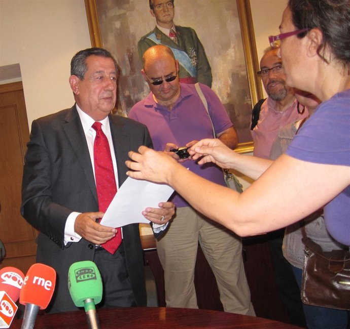 Alberto Martínez recibe en mano una copia de la petición de indulto 