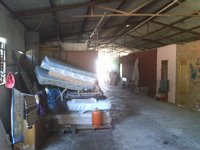 Dos imputados por supuestamente tener a trabajadores residiendo en una antigua nave de cría de pollos