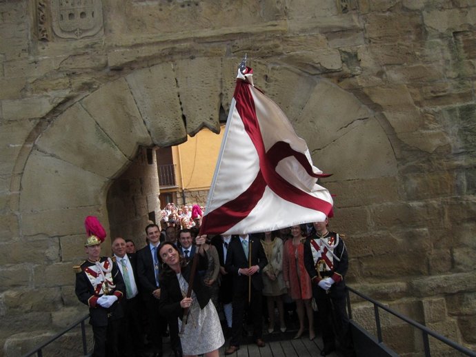 Gamarra ondea la bandera en el arco del Revellín por San Bernabé
