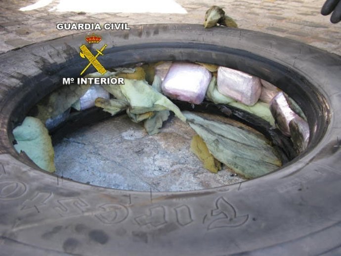 Droga intervenida en la rueda de un semirremolque 