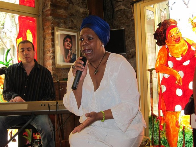 Actuación de Telva Rojas en la presentación del Festival en la Paladar del Son.