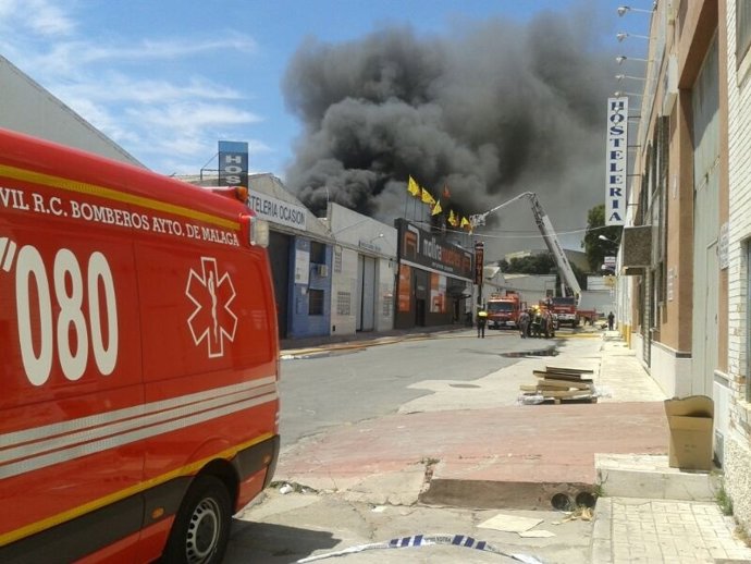 Incendio en la nave de pinturas de Málaga capital fuego bomberos