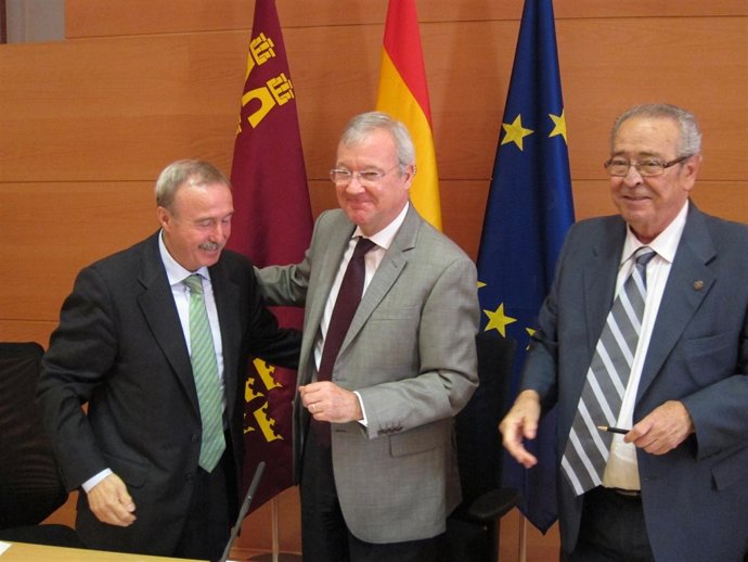 Gómez Fayrén, Valcárcel y García, durante la firma del acuerdo