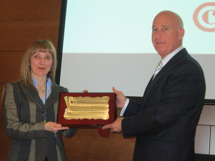 María Isabel Toro recibe la Medalla al Mérito de manos de Martín Mesonero