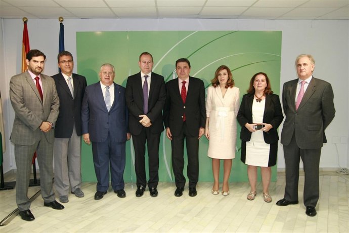 El consejero de Agricultura, Luis Planas, se reune con directivos de CAEA