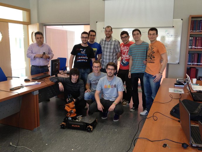 Estudiantes de la UMH autores del perro lazarillo robótico