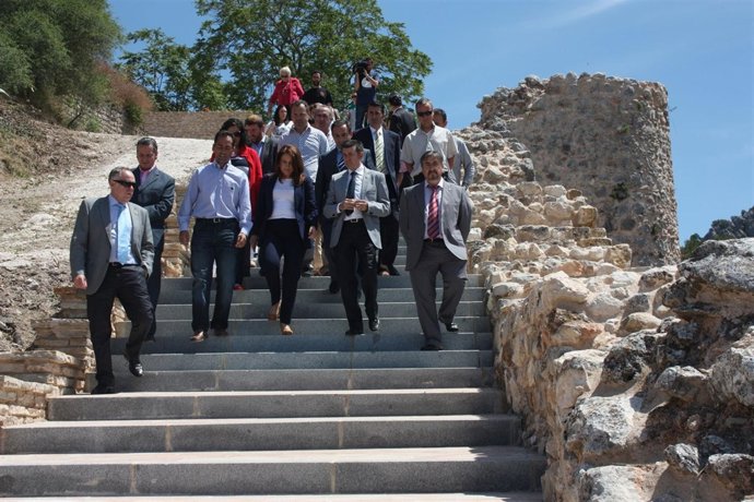 Carmen Crespo y el alcalde de Archidona en el recinto amurallado