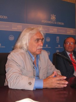 Rafael Gómez ante la mirada del edil de UCOR Juan Miguel Alburquerque