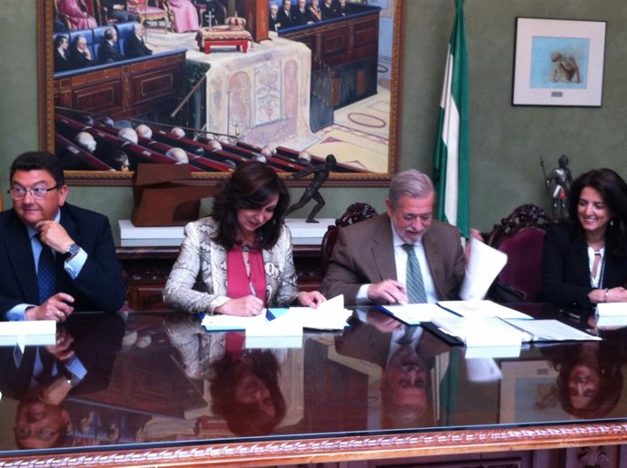 Firma del convenio de impuestos tractores de la Base de Rota