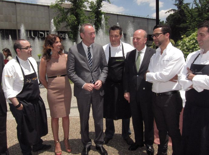 Fabra conversa con Bretón (izq), Lluch, Moya, Buch, Dacosta y Camarena. 