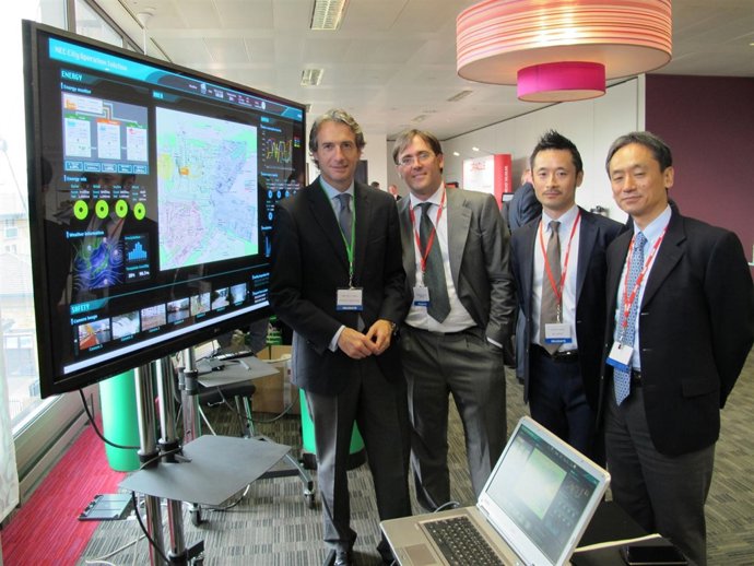 Alcalde con representantes de NEC