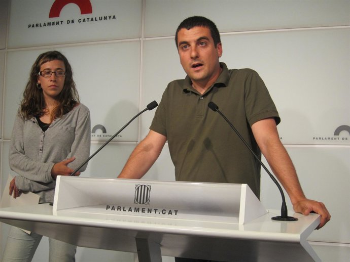 El portavoz de la CUP, J.Arrufat, en rueda de prensa en el Parlament