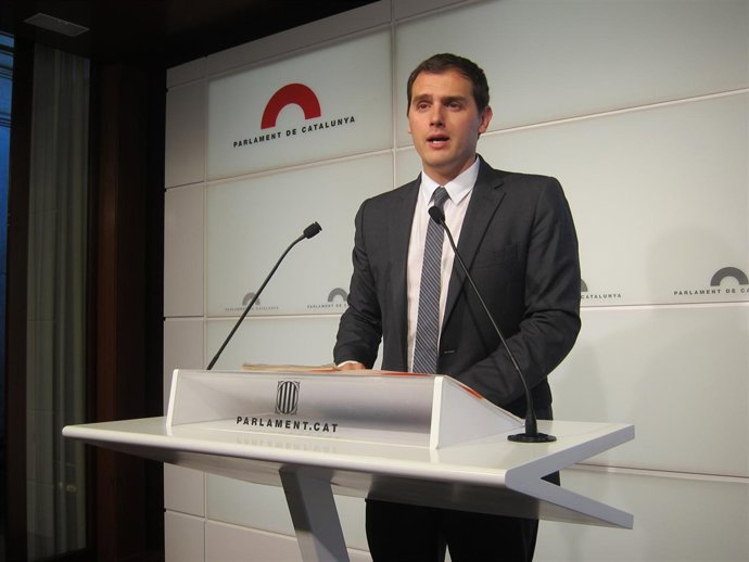 El presidente de C's, Albert Rivera, en rueda de prensa en el  Parlament