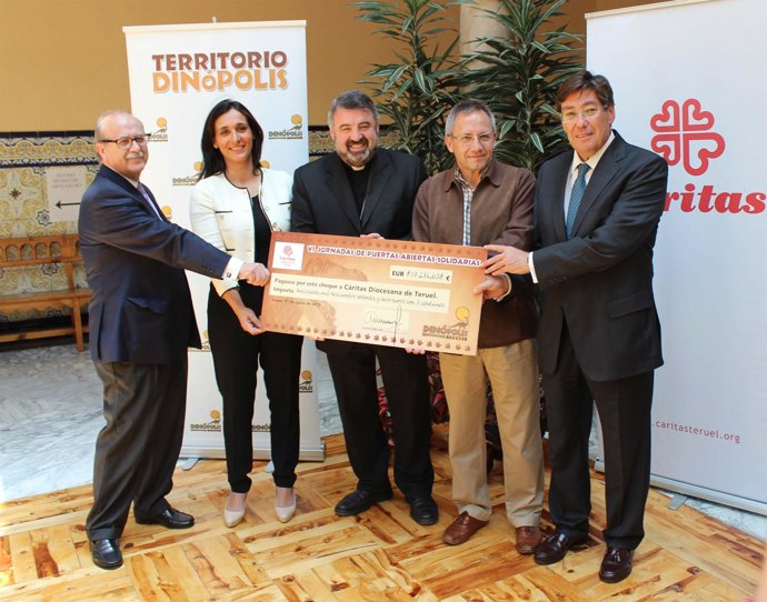 Acto de la entrega del cheque