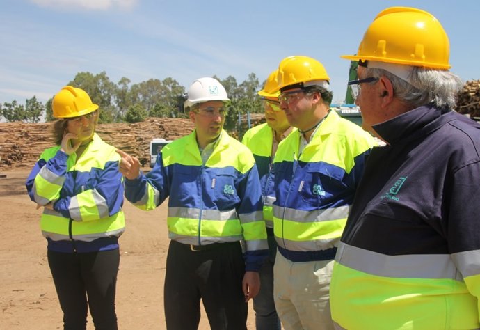 El alcalde de San Juan del Puerto visita la planta de Ence. 