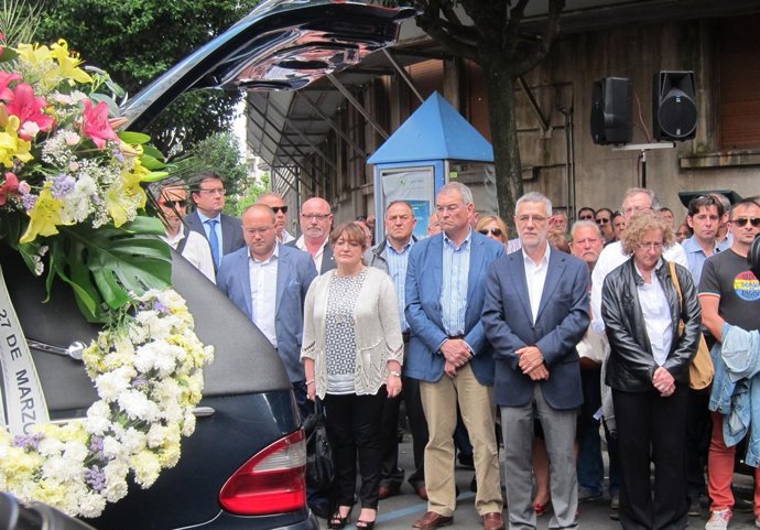 Compeñeros y familiares de Fermín Carnero en el acto de despedida 