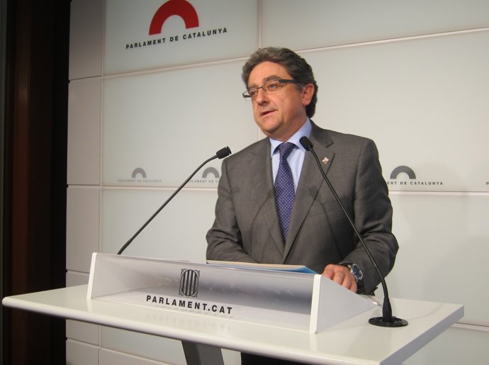 El portavoz del PP el en Parlament, Enric Millo, en rueda de prensa