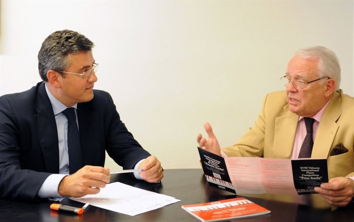 Cristóbal Grau en la reunión con Joaquín Soriano.              