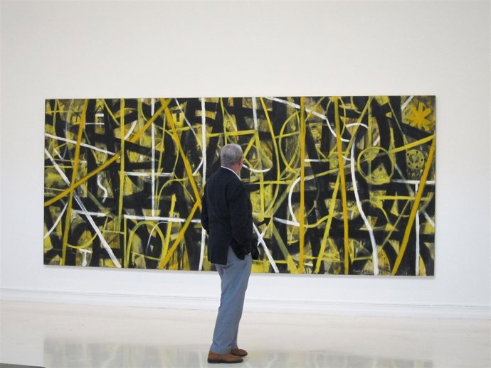 Un espectador observa una obra en el IVAM 