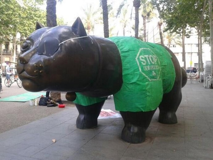 El gato de Botero de la Rambla del Raval vestido de la PAH