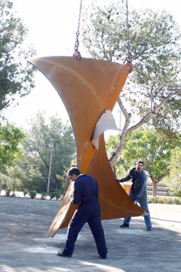 Instalación de la escultura homenaje a las víctimas de los atentados de Oslo