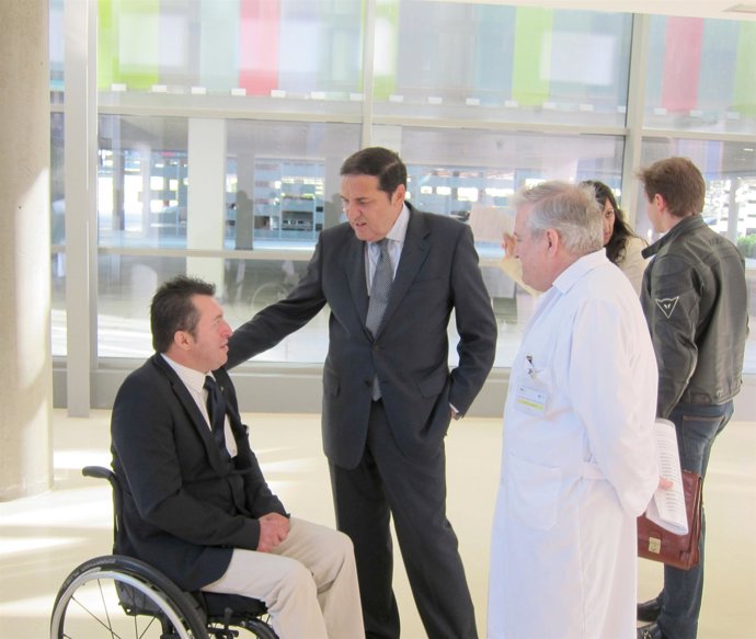 Sáez Aguado conversa con el presidente de Cermicyl, Francisco Sardón