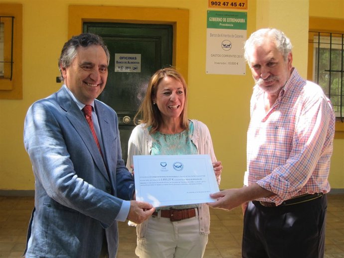 Entrega De Un Cheque Al Banco De Alimentos De Cáceres