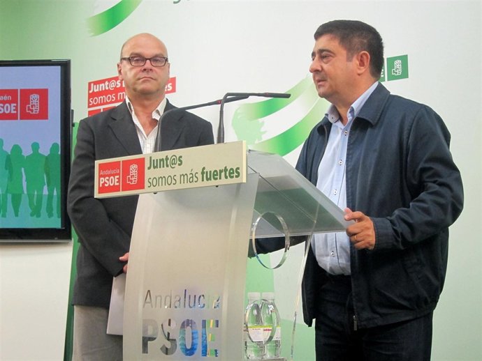 Francisco Reyes en rueda de prensa, junto a Manuel Fernández Palomino.