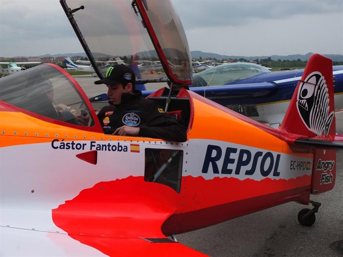 El piloto de Moto3 Àlex Márquez en la avioneta del Bravo3 Repsol