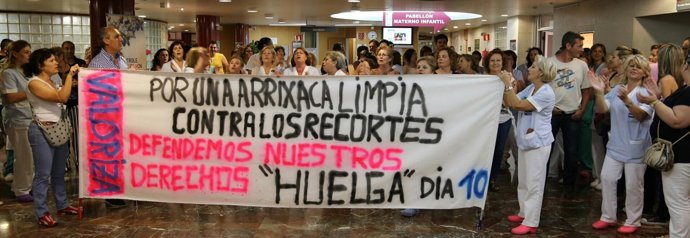 Trabajadores del servicio de limpieza de la Arrixaca, se manifiestan
