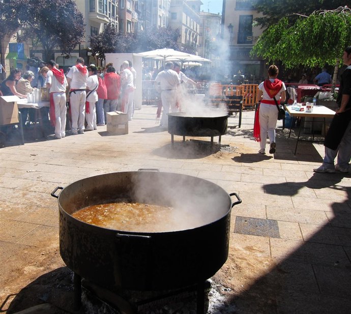 Las peñas elaboran el toro guisado del voto de San Bernabé
