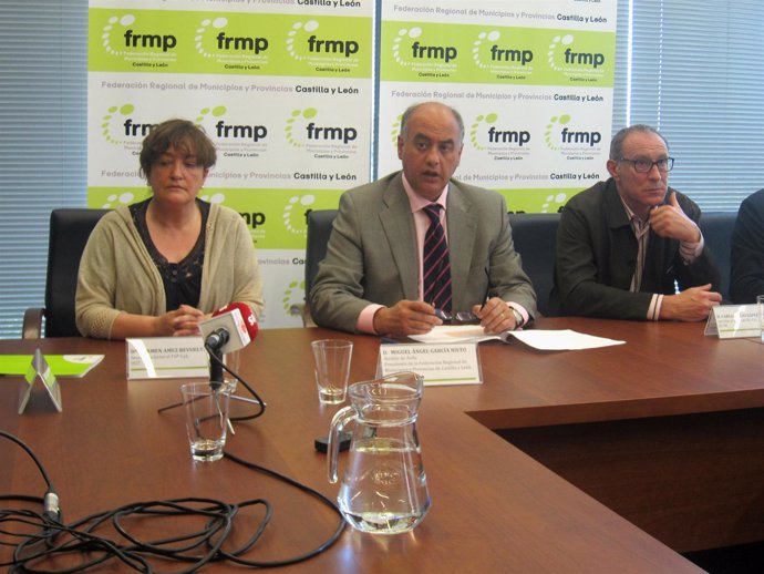 El presidente de la FRMP y representantes sindicales en la firma del convenio.