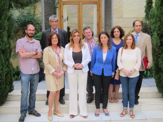 Susana Díaz (centro) con los periodistas participantes en la jornada
