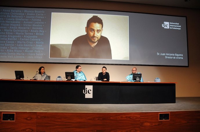Juan Antonio Bayona durante la graduación