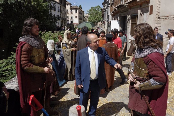 El alcalde de Granada en el rodaje de 'Isabel'
