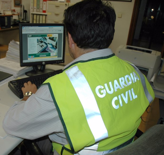Un agente de la Guardia Civil observa una página de anuncios en Internet.
