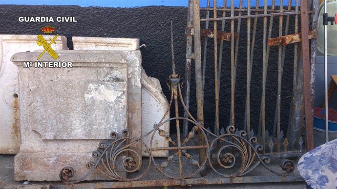 Reja y fuente robadas en Lújar