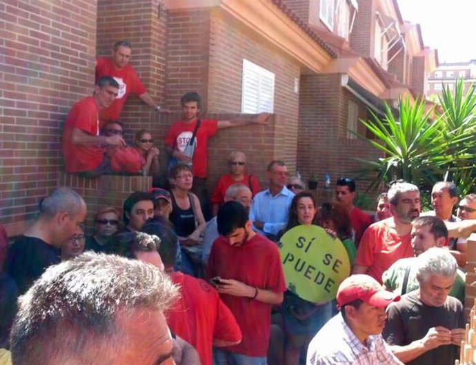 Miembros de Stop Desahucios en el intento de parar un lanzamiento